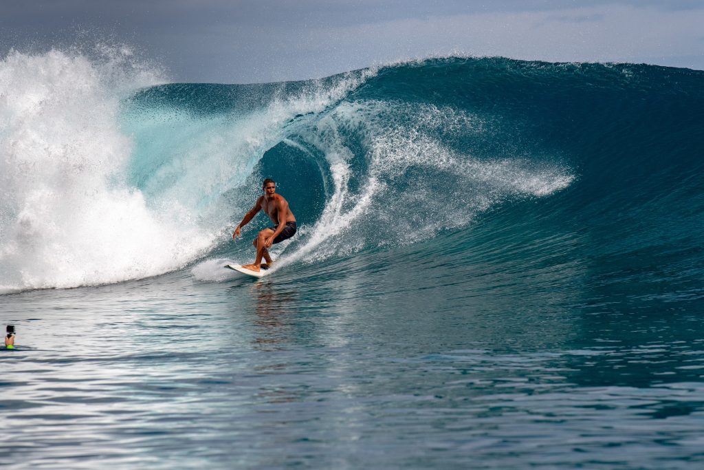surfing tahiti
