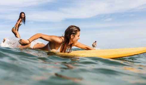 How to paddle on a surfboard